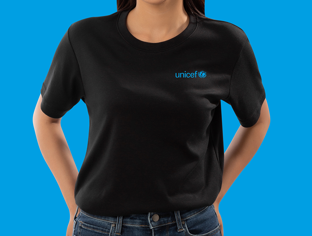 Polo negro UNICEF logo pequeño